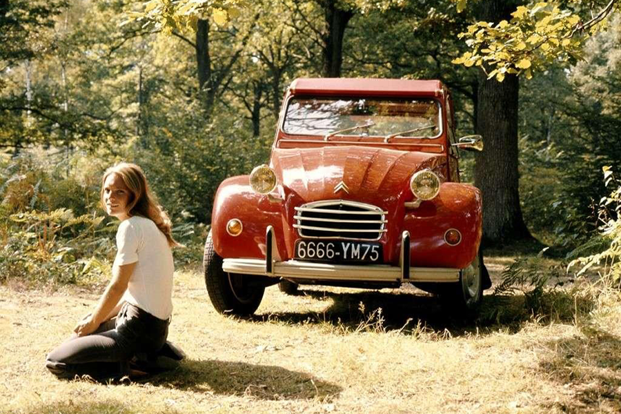 Citroën 2CV vermelho no campo