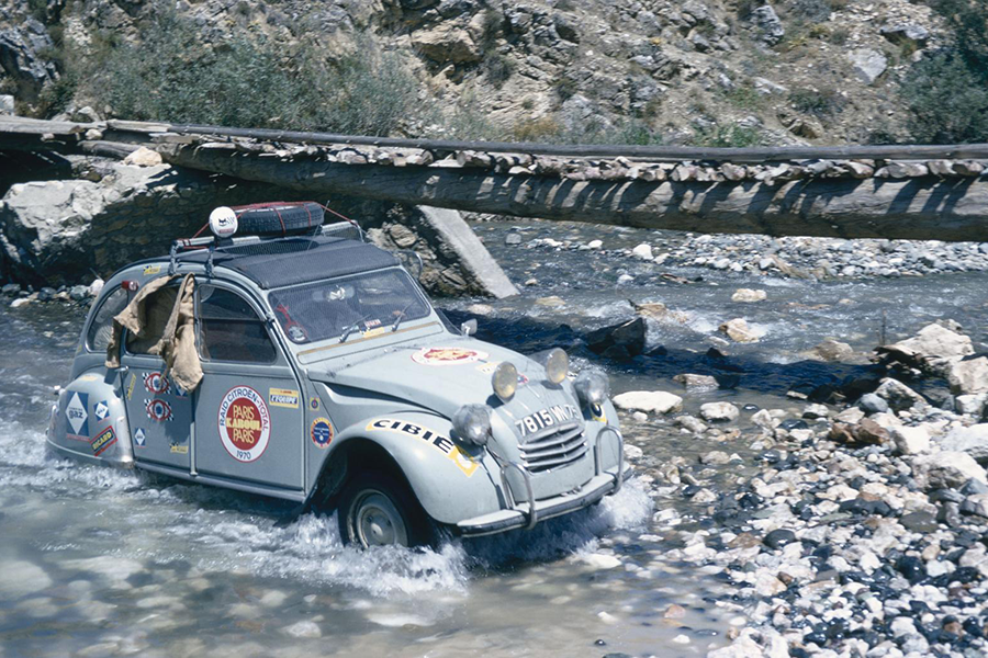 Citroën 2CV azul a atravessar o rio