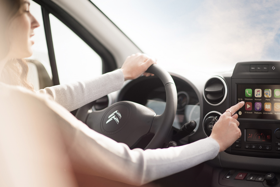 Mulher a utilizar o ecrã tátil da Citroën E-Berlingo Multispace