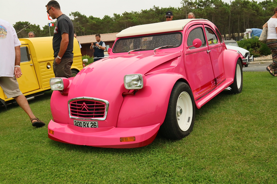 Citroën 2CV alterado cor-de-rosa