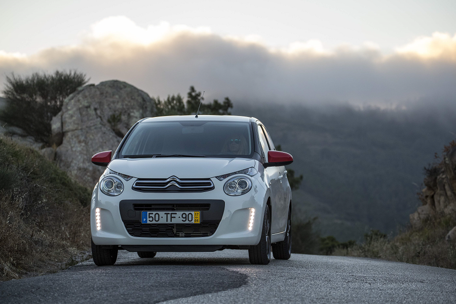 Citroën C1 Furio branco em estrada numa montanha