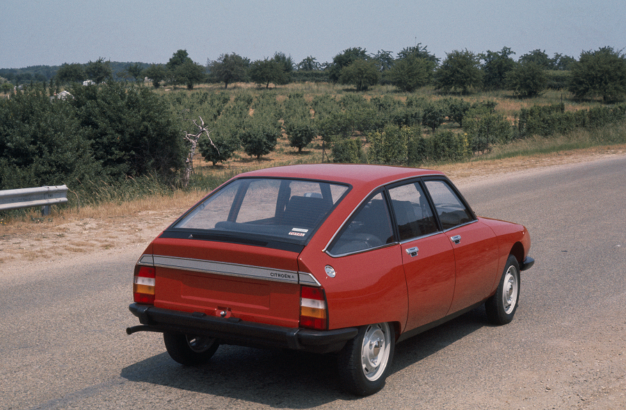 Visão traseira do Citroën GS vermelho