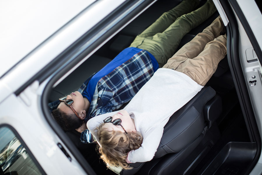 Crianças deitadas no interior do carro