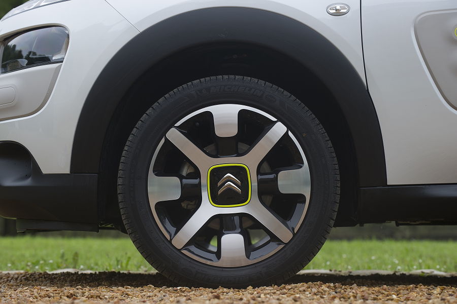 Pneu do Citroën C4 Cactus com tecnologia de suspensões com batentes hidráulicos progressivos