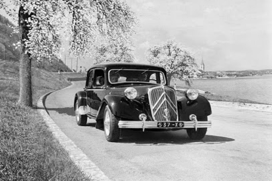 Citroën Traction Avant na estrada