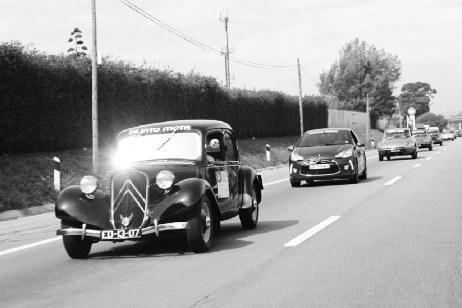 Citroën Traction Avant na estrada durante o Passeio dos Clássicos Filinto Mota