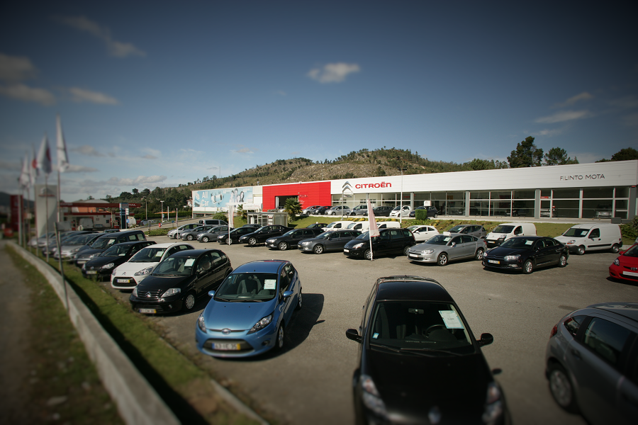 Carros usados nas instalações da Filinto Mota Guimarães