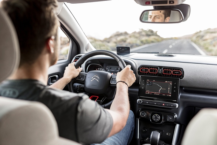 Homem a conduzir um carro Citroën