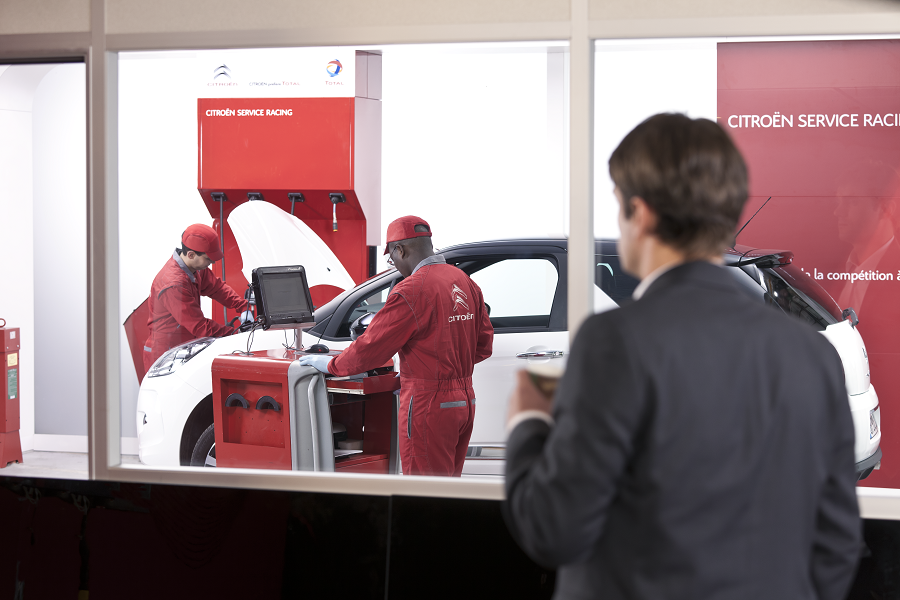 Homem a asssitir a intervenção num Citroën numa Oficina Oficial