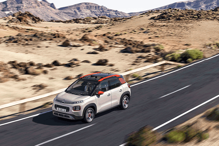 Citroën C3 Aircross beje numa estrada no deserto