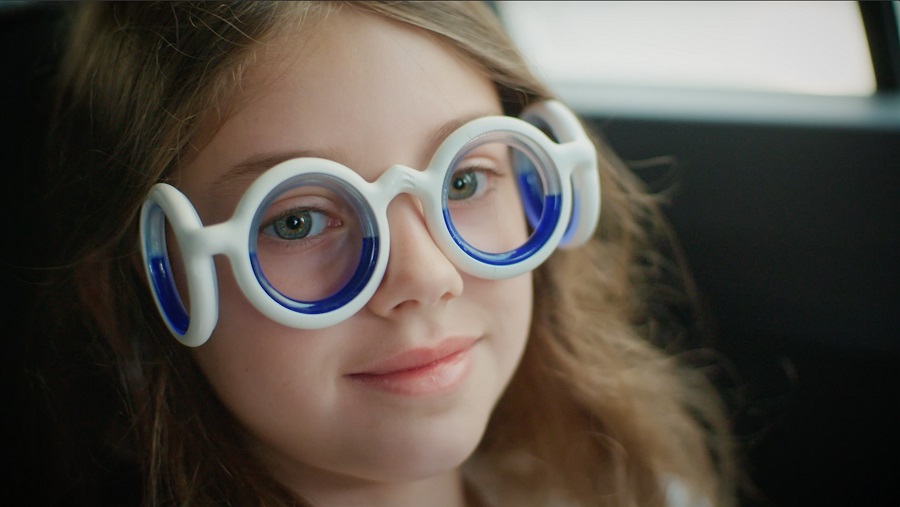 Criança com óculos Seetroën no carro