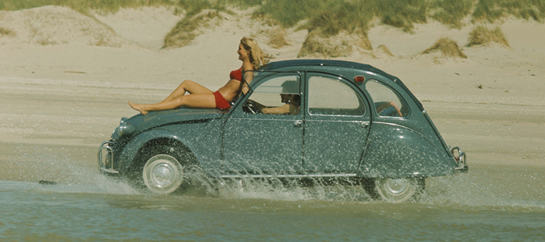 Filinto Mota arranca para o encontro mundial de colecionadores do Citroën 2CV
