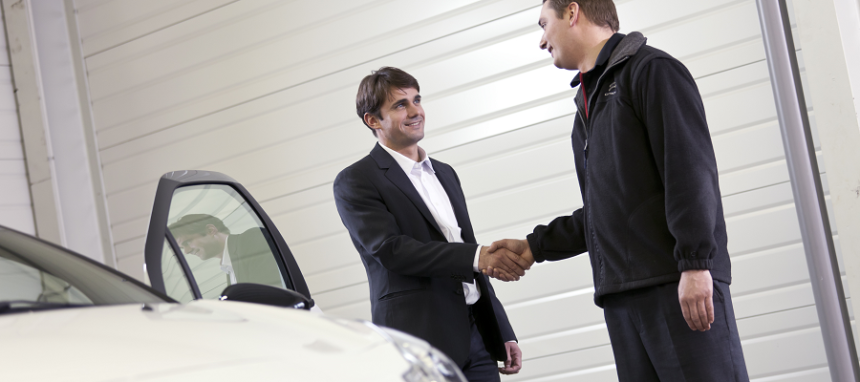 Conclusão de venda automóvel com aperto de mão entre dois homens