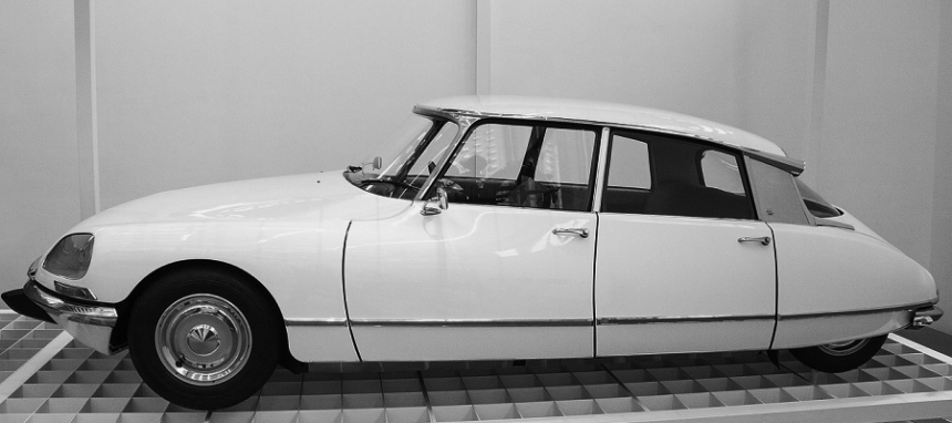 Citroën DS branco de perfil