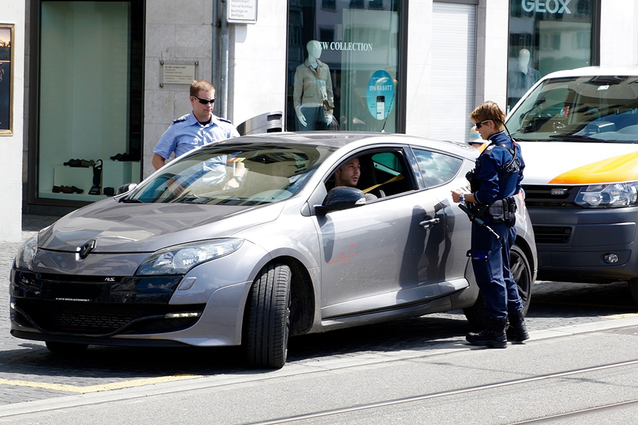 Polícia a multar um condutor 