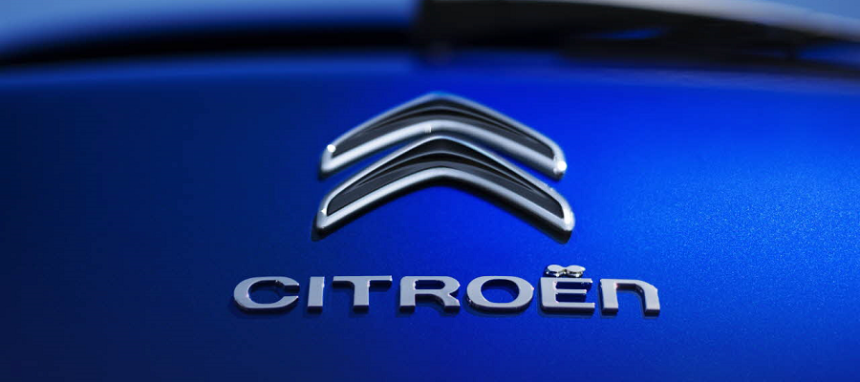 Logótipo Citroën em carro azul