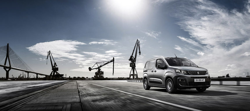 Novo Peugeot Partner cinzento em cais portuário
