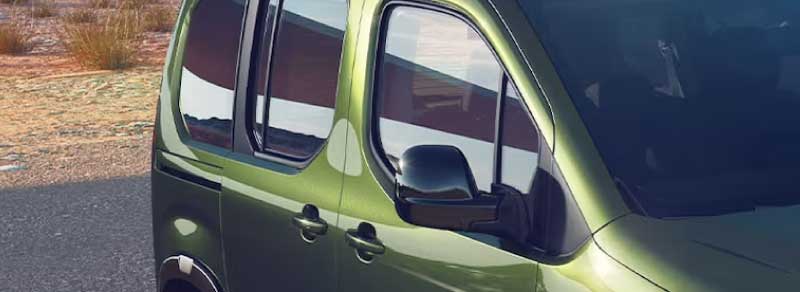 Design lateral do Novo Peugeot e-Rifter 2024