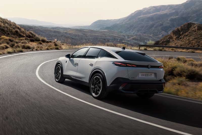 Novo Peugeot e-408 em estrada