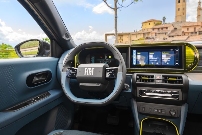 Habitáculo do Novo Fiat Grande Panda Híbrido 2025