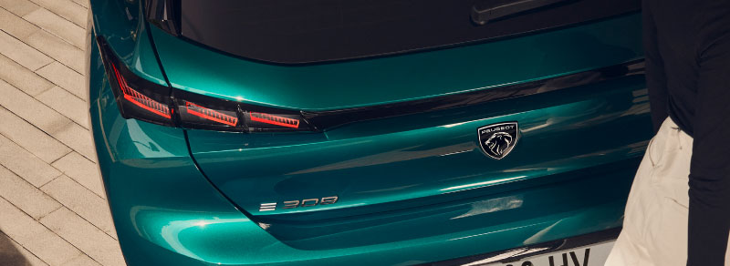 Pormenor da traseira do Novo Peugeot e-308 2025