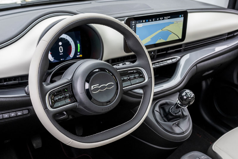 Volante do Novo Fiat 500 Híbrido 2025