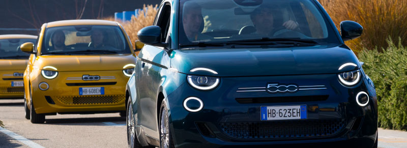 Novo Fiat 500 Híbrido Azul 2025