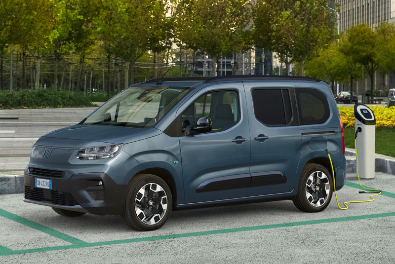 Design lateral do Novo Fiat E-Doblò Passageiros