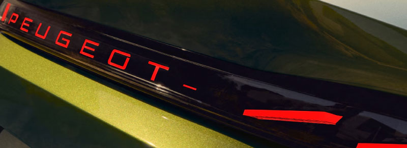 Inscrição “PEUGEOT” iluminada na traseira