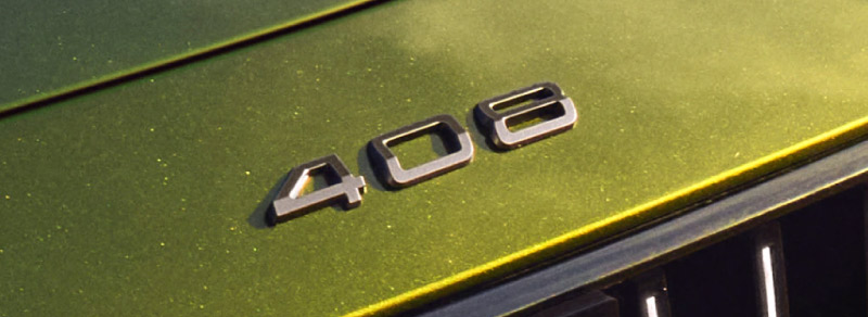 Traseira com inscrição “PEUGEOT” iluminada na traseira