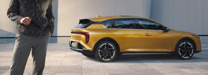Novo Kia K4 amarelo